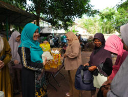 Ibu-ibu Dharma Wanita USK Bantu Sembako untuk Penyapu Jalan Kampus