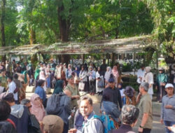 Ahli Digital Forensik Rismon Hasiholan Bersama Ratusan Massa Geruduk UGM Tuntut Pembuktian Ijazah Jokowi