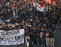 Aksi Demo “Indonesia Gelap” Minta Prabowo Transparan, Adili Jokowi!