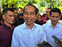 Jokowi Perlihatkan Ijazahnya ke Wartawan tapi tak Boleh Difoto