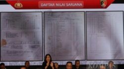 Bertabur Nilai D, Jokowi Bisa “Lulus” UGM Tepat Waktu
