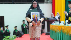 Mengharukan, Seorang Ibu Menggantikan Putranya yang Telah Meninggal Dunia di Acara Wisuda USK