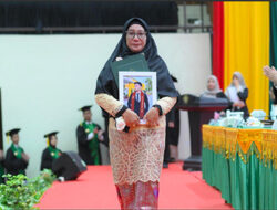Mengharukan, Seorang Ibu Menggantikan Putranya yang Telah Meninggal Dunia di Acara Wisuda USK