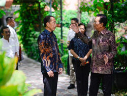 Sultan Yogya Kenakan “Batik Tolak Bala” Saat Terima Kunjungan Jokowi?
