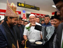 Usai Kisruh 4 Pulau, Mualem Disambut Bagaikan Raja yang Pulang dari Medan Perang