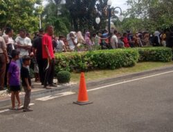 Ribuan Warga Serbu Pendopo Gubernur Aceh Minta Uang Meugang