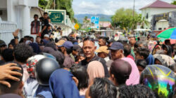 Saat Warga Menyerbu Pendopo Tuntut Uang Meugang dari Gubernur Aceh