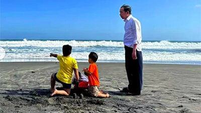 Efek Sering Berbohong, Publik tidak Percaya Jokowi Liburan … Sebut Foto Bareng Cucu di Pantai Editan