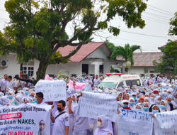 Nakes Aceh Selatan Kepung DPRK Tapaktuan, Tuntut PPPK tanpa Tes