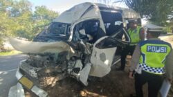 Diduga Sopir Mengantuk … Hiace Arah Medan Tabrak Pohon di Peureulak, Satu Meninggal, 12 Luka-luka