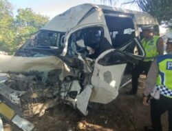 Diduga Sopir Mengantuk … Hiace Arah Medan Tabrak Pohon di Peureulak, Satu Meninggal, 12 Luka-luka