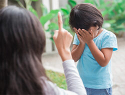 Bahaya Kritik Anak Habis-habisan
