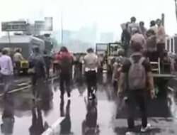 Demonstrasi Protes DPR Ricuh, Polisi Tembakkan Water Cannon