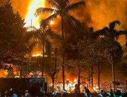 Gedung DPRD Makassar Dibakar Massa, Wali Kota Melarikan Diri Naik Sepeda Motor