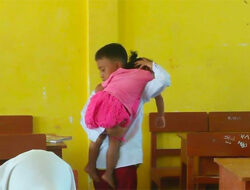 Kisah Fatta, Bocah SD yang Gendong dan Rawat Adik di Kelas