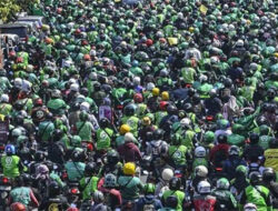 Mengharukan, Ribuan Ojol Antarkan Jenazah Affan Kurniawan Korban Rantis Brimob ke Pemakaman