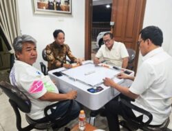 Menhut Raja Juli Main Domino Semeja Dengan Azis Wellang Tersangka Pembalak Liar