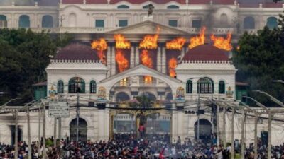 Unjuk Rasa Gen-Z Berhasil Gulingkan PM Nepal, Rumah-rumah Pejabat Dibakar