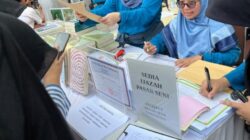 Pengunjung Stan “Jual Ijazah” Pasar Seni ITB:  Kalau Saya Beli, Bisa Jadi Presiden Gak?