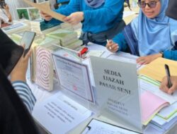 Pengunjung Stan “Jual Ijazah” Pasar Seni ITB: Kalau Saya Beli, Bisa Jadi Presiden Gak?