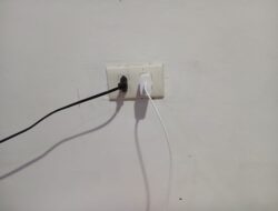 Kenapa Sih Charger Harus Dicabut? Kelihatannya Sepele, Tapi Efeknya Nggak Main-Main!