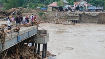 Dermawan di Luar, Abai di Rumah Sendiri