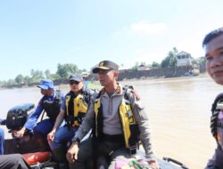 Kapolda Terobos Sungai Tingkeum Temui Warga Terisolasi di Kutablang