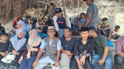 Gunakan Perahu Getek, Mustafa Glanggang Antar Bantuan Banjir ke Lubok Ibôh