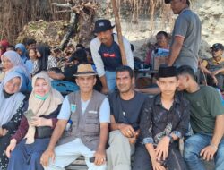 Gunakan Perahu Getek, Mustafa Glanggang Antar Bantuan Banjir ke Lubok Ibôh