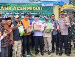 Mualem dan Dirut Bank Aceh Salurkan Bantuan untuk Korban Banjir Subulussalam
