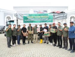 Dirut Bank Aceh Serahkan Bantuan Sembako untuk Korban Banjir Pidie Jaya