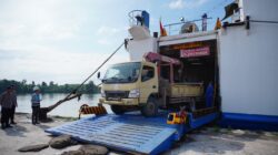Kapal MV Egon Pembawa Bantuan Mabes Polri Tiba di Pelabuhan Krueng Geukueh