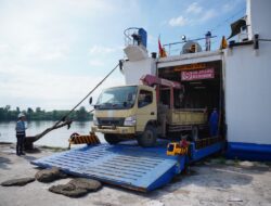 Kapal MV Egon Pembawa Bantuan Mabes Polri Tiba di Pelabuhan Krueng Geukueh