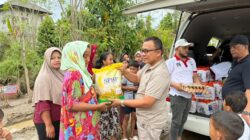 Plt. Kadiskop UKM Aceh Salurkan Bantuan Logistik untuk Korban Banjir Pidie Jaya