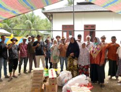 Relawan Mustafa Terobos Jalur Terputus, Salurkan Bantuan Dayah Baro