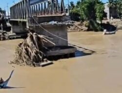 Perahu Getek Angkut Korban Banjir Terbalik Saat Seberangi Krueng Peusangan