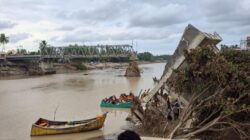 Aktivitas Penyeberangan di Bekas Jembatan Kuta Blang Bireuen