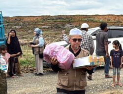 Sambil Meneteskan Air Mata, Dermawan Brunei Awang Idris Salurkan Bantuan di Aceh Tamiang