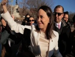 Pemenang Nobel Asal Venezuela Serahkan Penghargaan Miliknya untuk Presiden Trump