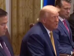 Trump Ancam Musnahkan Iran dari Muka Bumi jika Serang Dirinya