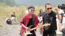 “Panitia Akhirat” Dinyanyikan Ulang: Roy Jeconiah, dan Grunge tak Takut Diadili