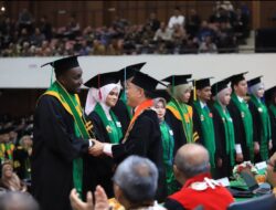 Rektor USK Saat Wisuda 1.683 Lulusan: Ilmu Harus Berdampak bagi Masyarakat