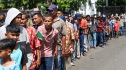 Ribuan Warga Serbu Pendopo Gubernur untuk Dapatkan THR Rp50 hingga Rp100 Ribu dari Mualem