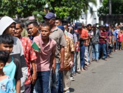 Ribuan Warga Serbu Pendopo Gubernur untuk Dapatkan THR Rp50 hingga Rp100 Ribu dari Mualem