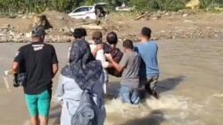 Bertaruh Nyawa di Jembatan yang tak Kunjung Ada