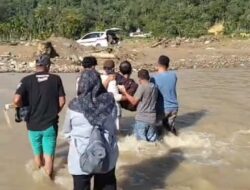Bertaruh Nyawa di Jembatan yang tak Kunjung Ada