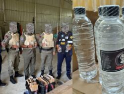 Bea Cukai Sita 24 Botol Arak Bali Ilegal dari Gudang Kargo Aceh Besar