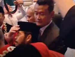 Paman Usman Pingsan Usai Wisuda Purnabakti di MK
