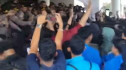 Minta Mualem Cabut Pergub JKA, Massa Kepung Kantor Gubernur Aceh