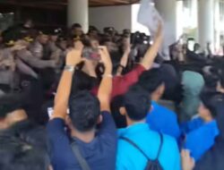 Minta Mualem Cabut Pergub JKA, Massa Kepung Kantor Gubernur Aceh